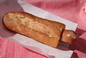 ソフトフランスパンに粗びきソーセジが挟まれたデンマーク風ホットドッグの画像