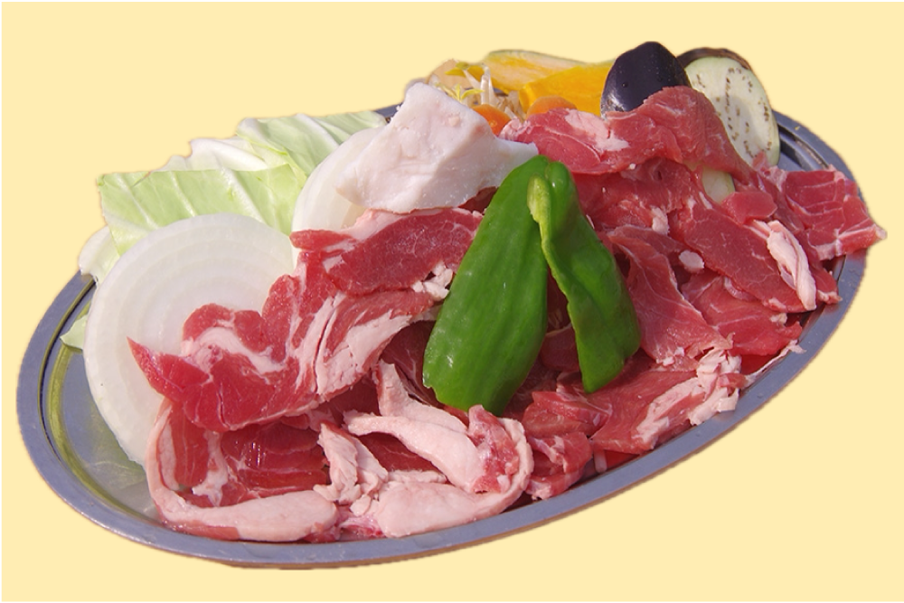 皿の上にバーベキューの材料である生のラム肉や野菜がのっている画像