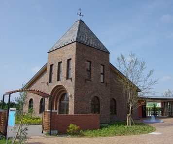 教会に似た茶色の建物が写っている画像