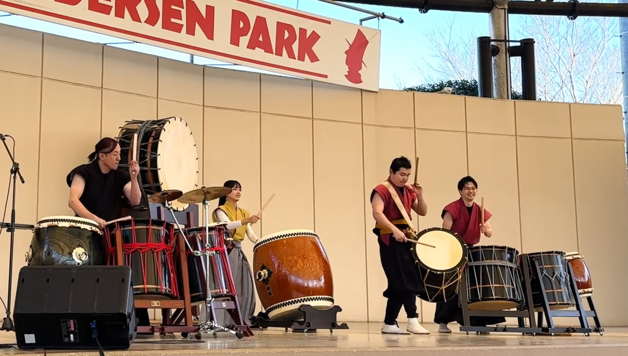 和太鼓を演奏している