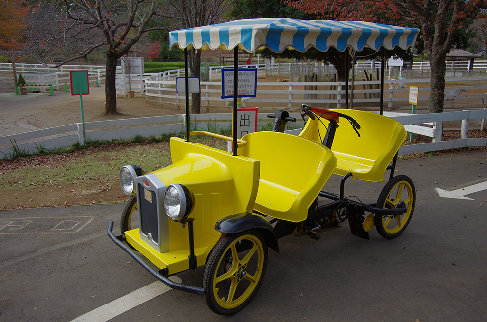 黄色の四輪車の画像