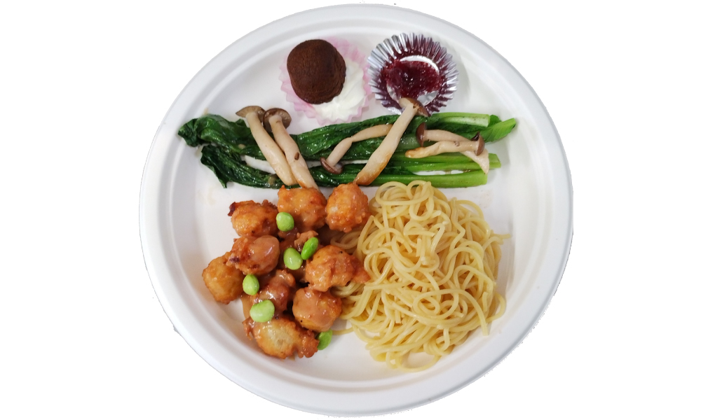 白い皿の上にパスタとミートボールがのっている画像