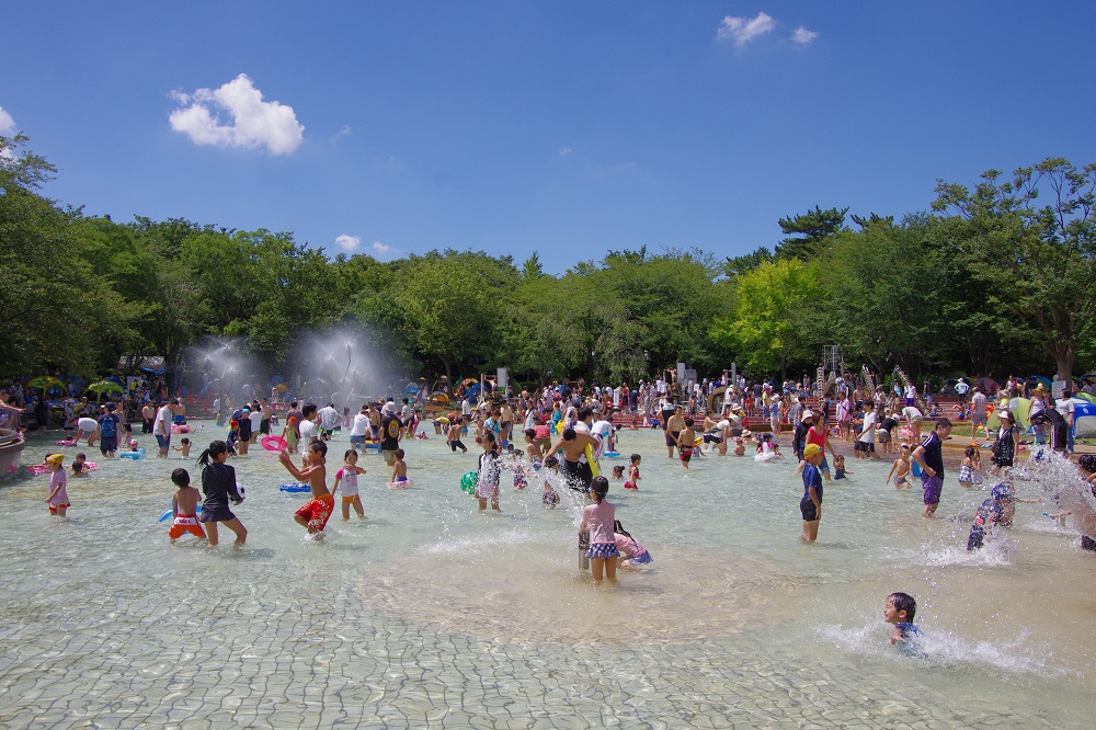 水遊びを楽しむたくさんの子どもたちで賑わうにじの池の画像