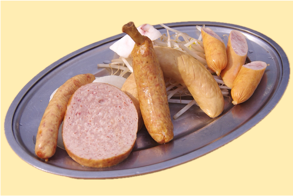 皿の上にバーベキューの材料であるソーセージとハムがのっている画像