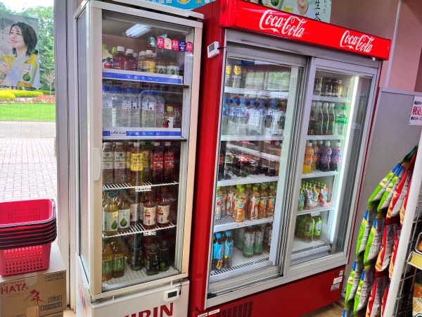 陳列棚に飲み物が並んだ画像
