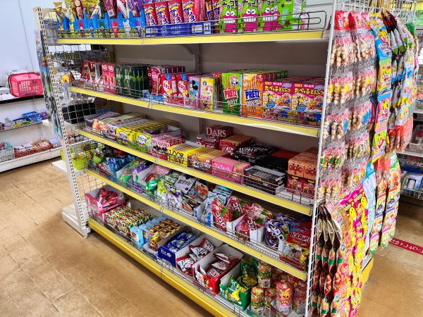 陳列棚にお菓子が並ぶ画像
