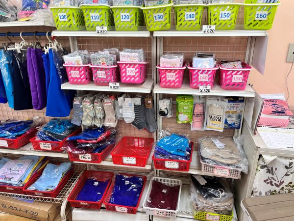 実用品が陳列台に並ぶ画像