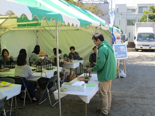 受講生の前で講師が植え付け方法を説明している画像