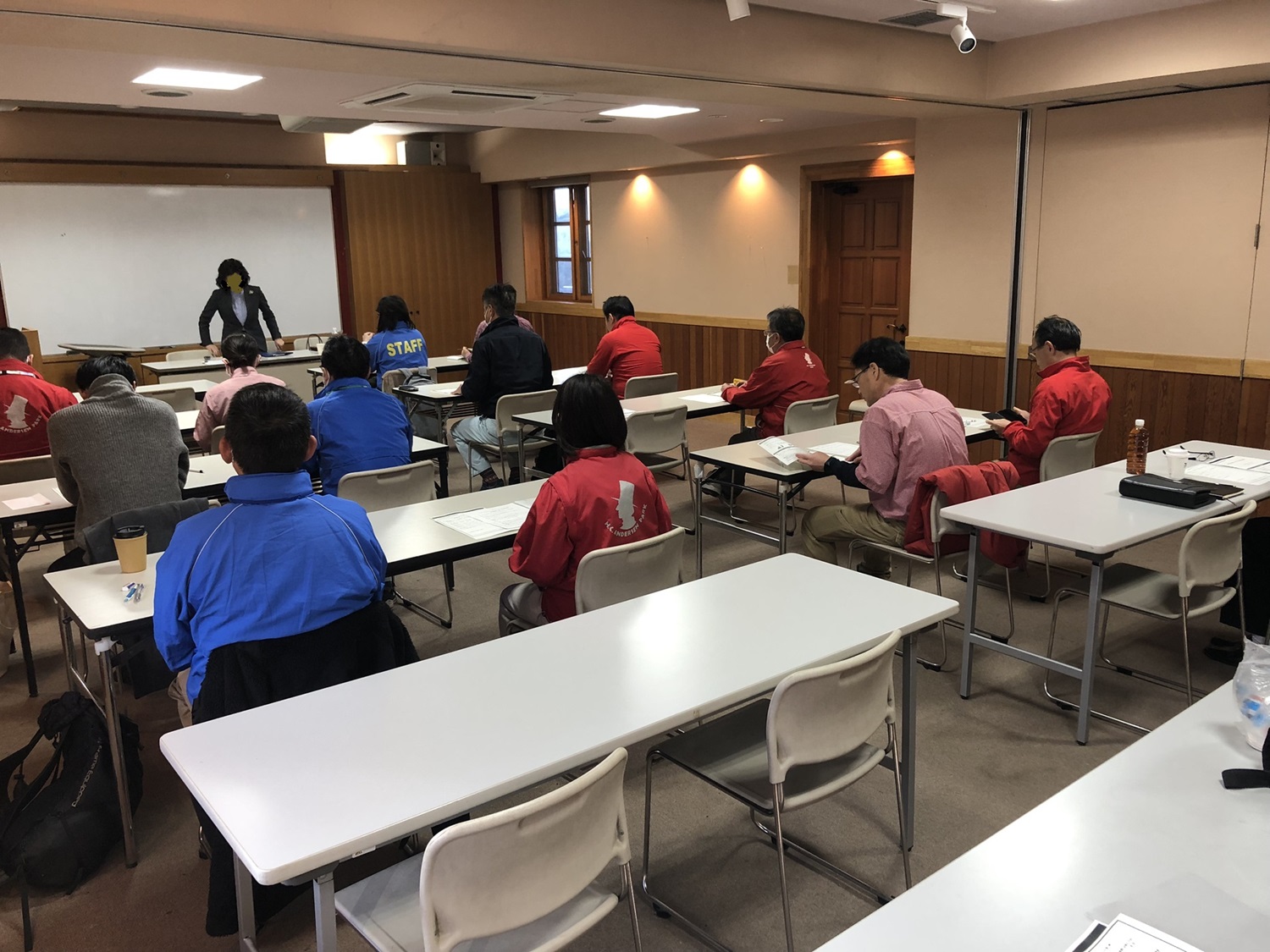 約20人ぐらいの受講生が講師の話を聞いている画像